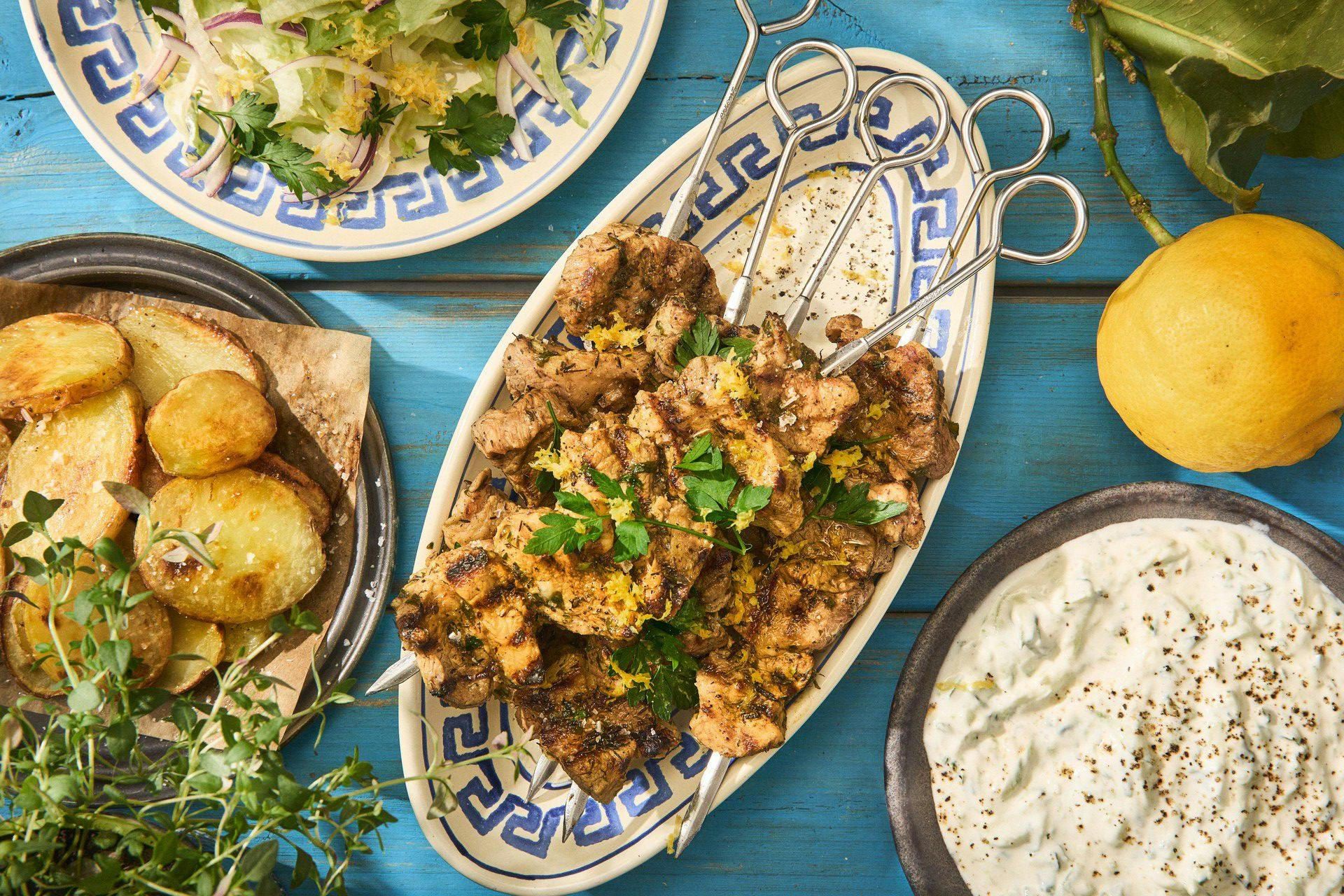 Souvlaki – grillade fläskkarréspett med tzatziki och citron.