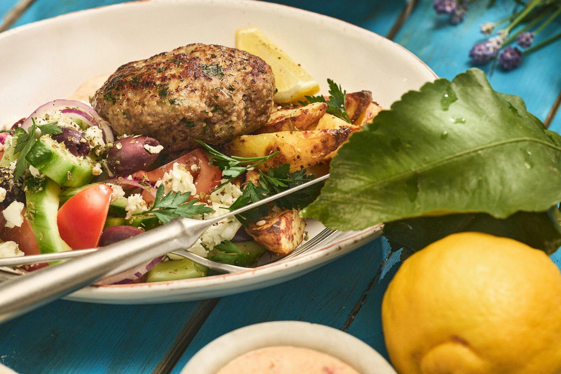 Bifteki med grekisk sallad, fetaost, oliver och rostad paprikacrème