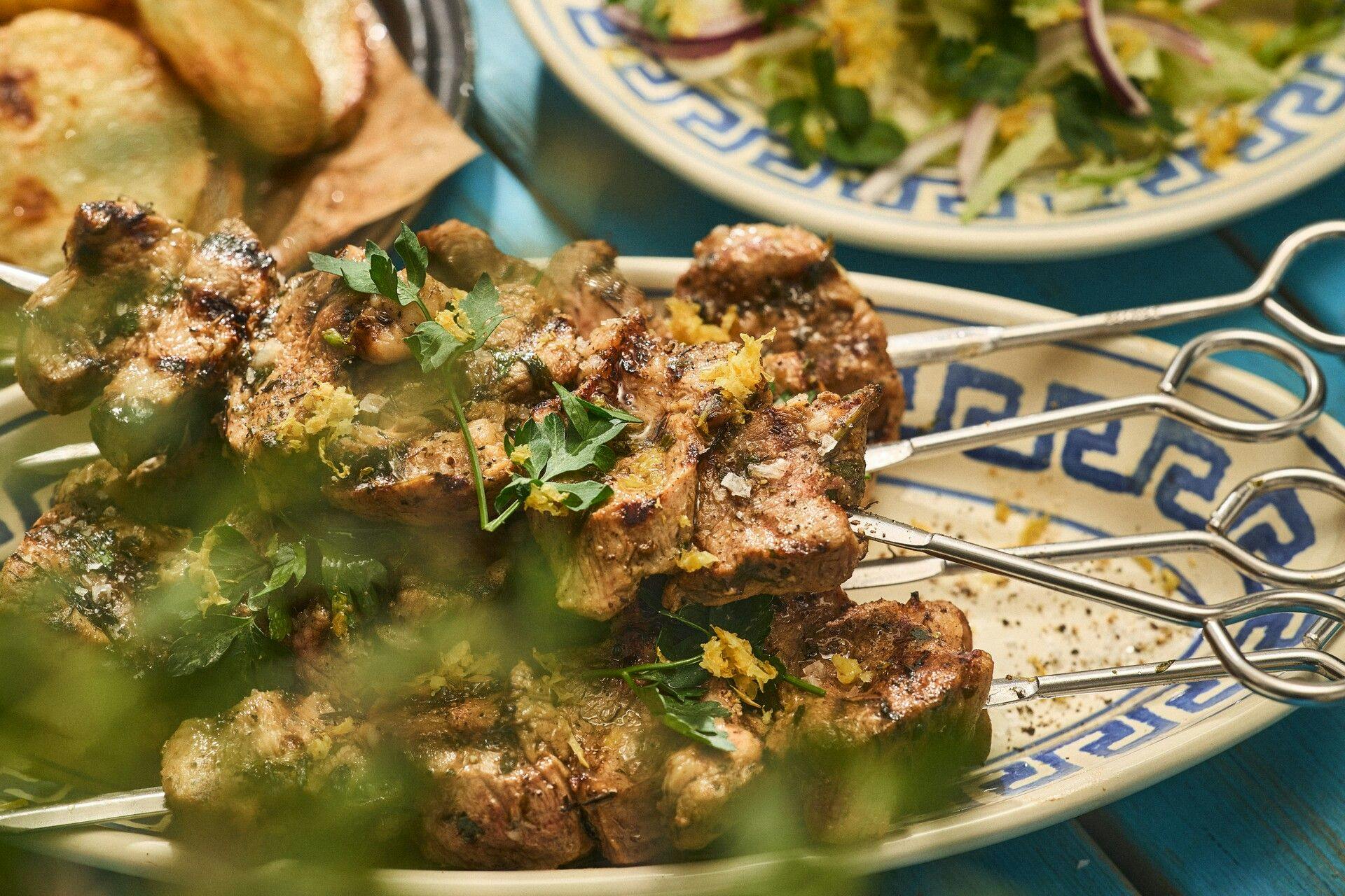 Souvlaki – grillade fläskkarréspett med tzatziki och citron