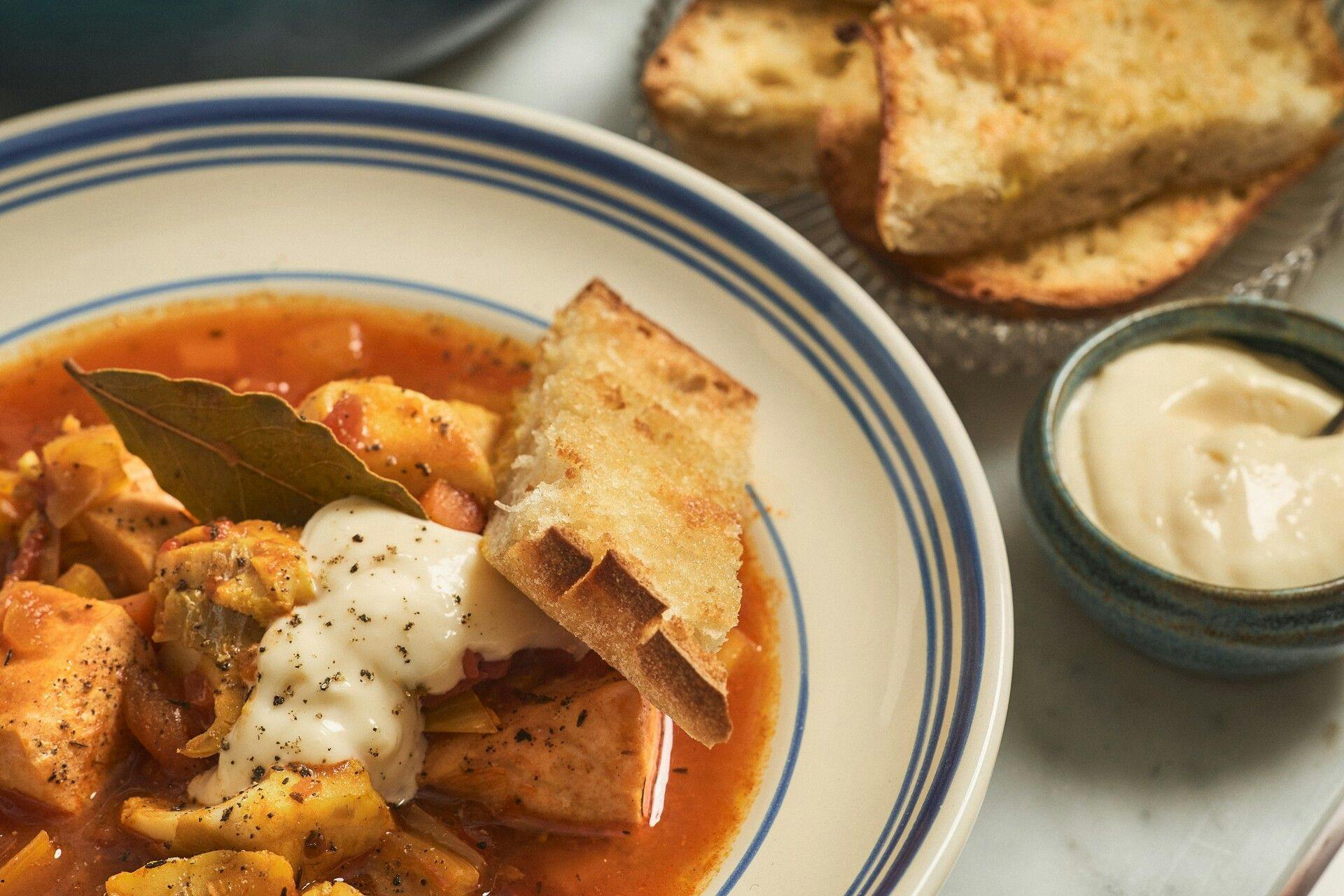 Bouillabaisse – sydfransk fisksoppa med saffran, vitt vin och aioli