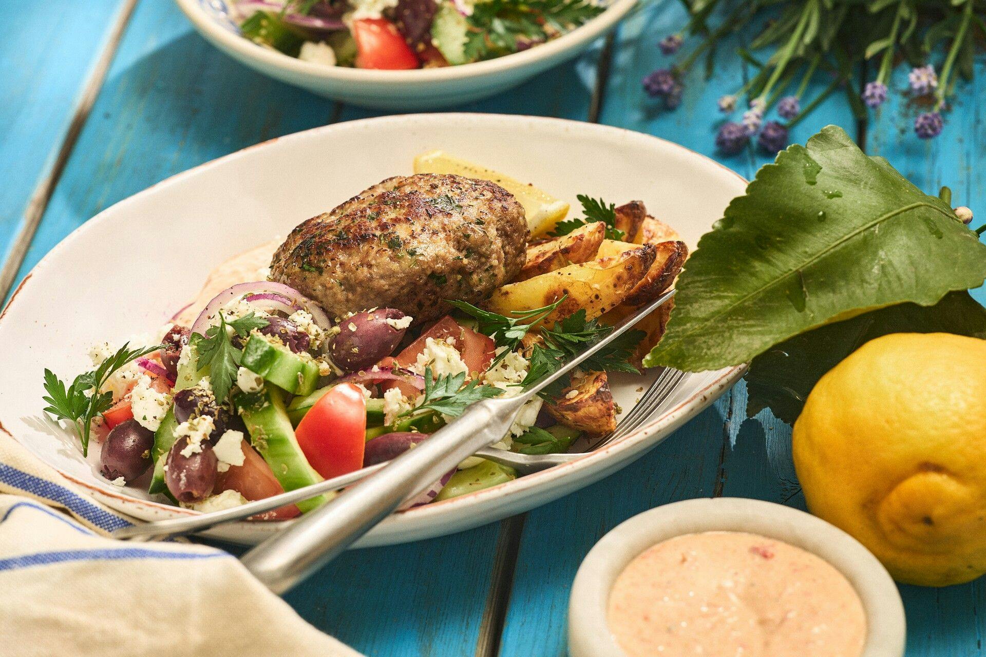 Bifteki med grekisk sallad, fetaost, oliver och rostad paprikacrème