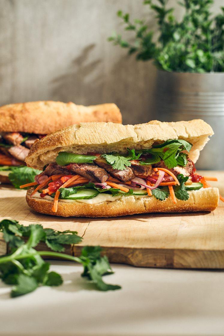 Bánh mì - grillad fläskkarrè med ingefärspicklade grönsaker, srirachasås och koriander