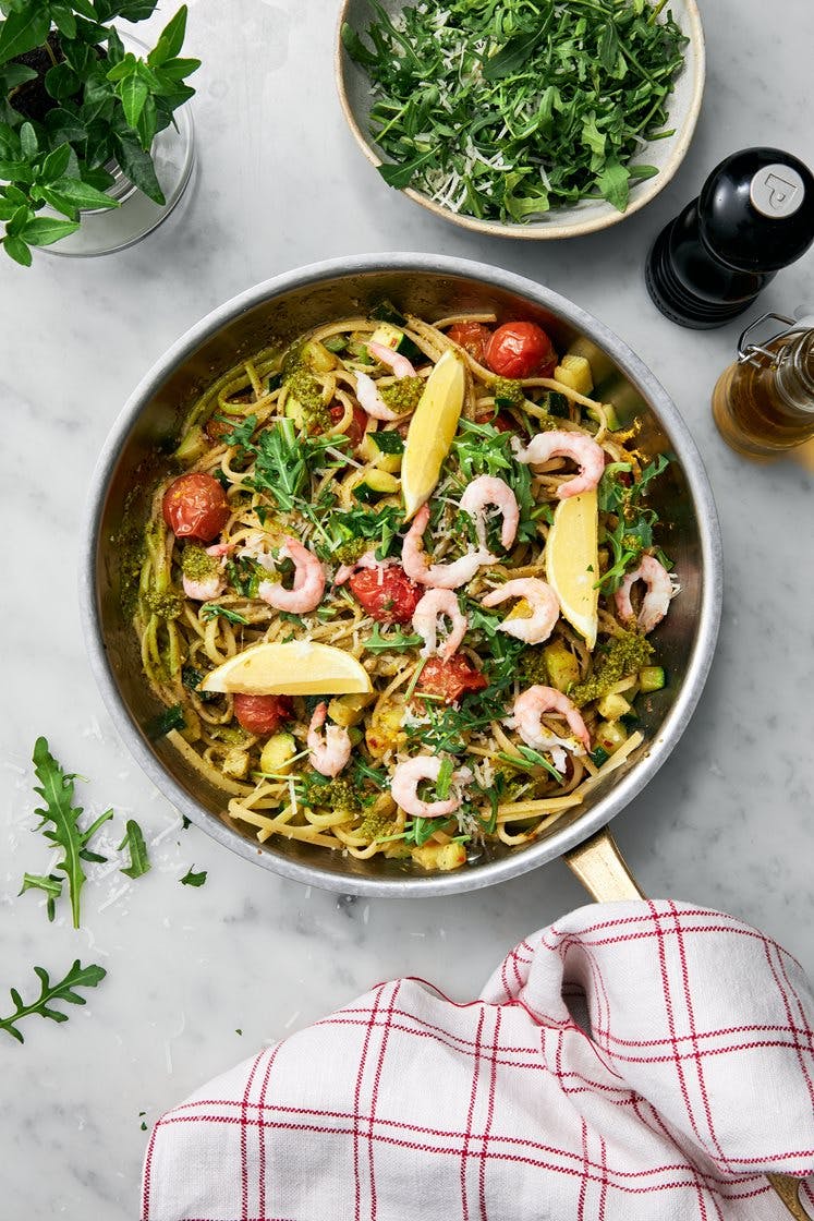 Pasta pesto med räkor, ruccola, cocktailtomater och parmesan