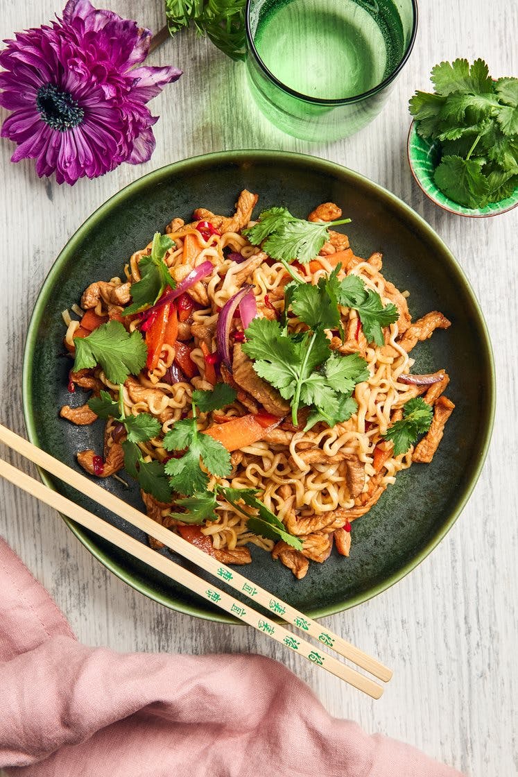 Asiatisk nudelsallad med fläskkotlett och koriander 