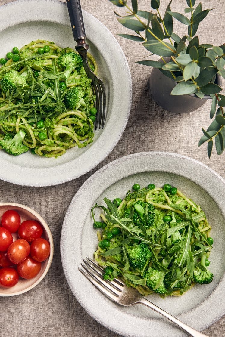 Pasta med mandel- och ärtpesto, broccoli och ruccola