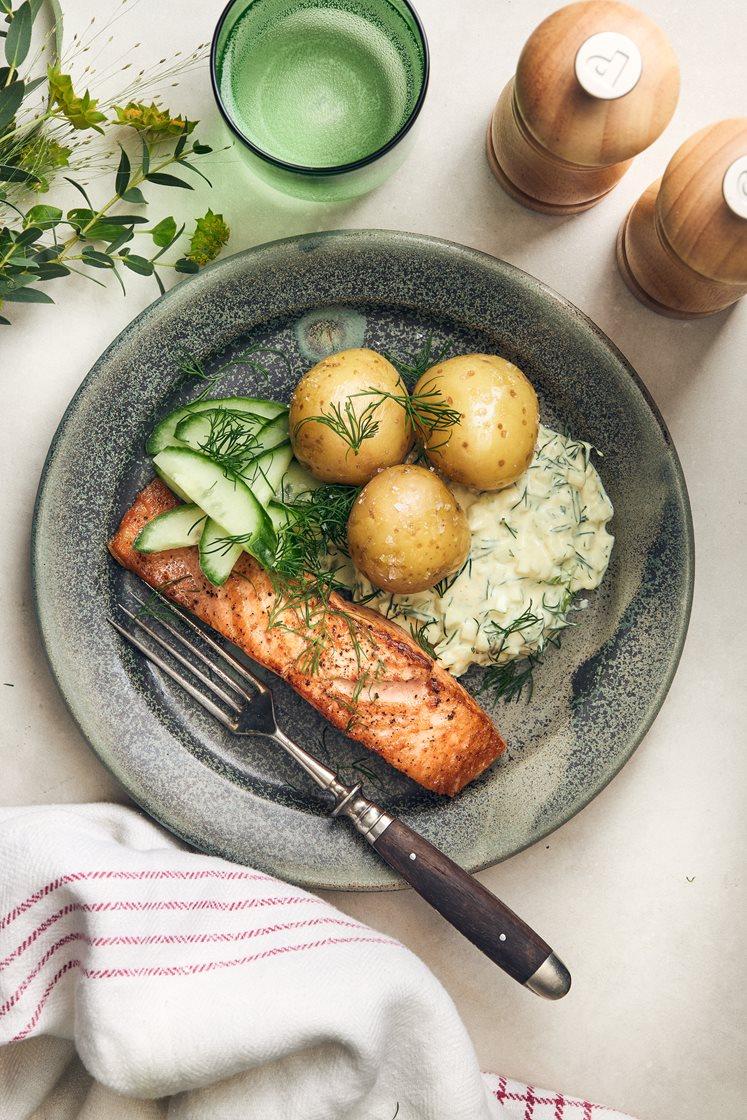 Lax med kokt potatis, dill och äppelremoulade