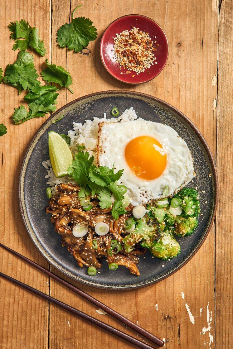 Svampteriyaki med ostronskivling, stekt ägg och sesambroccoli