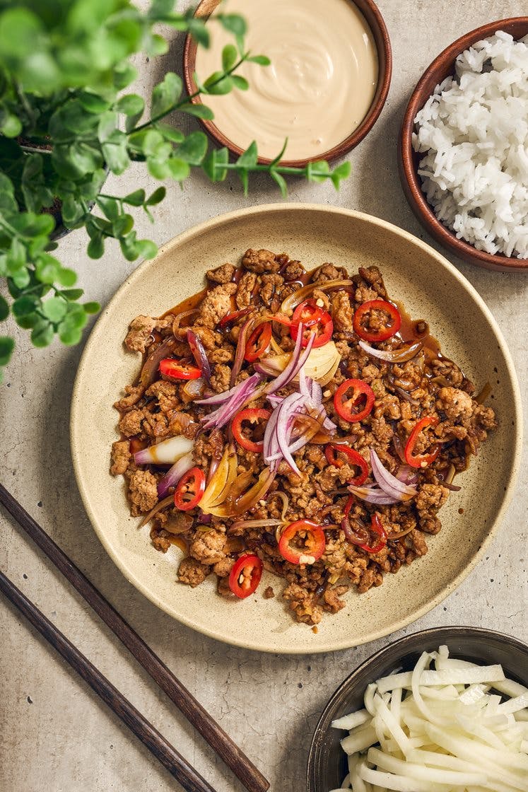 Turkey larb med sojayoghurt och limedressad kålrabbi