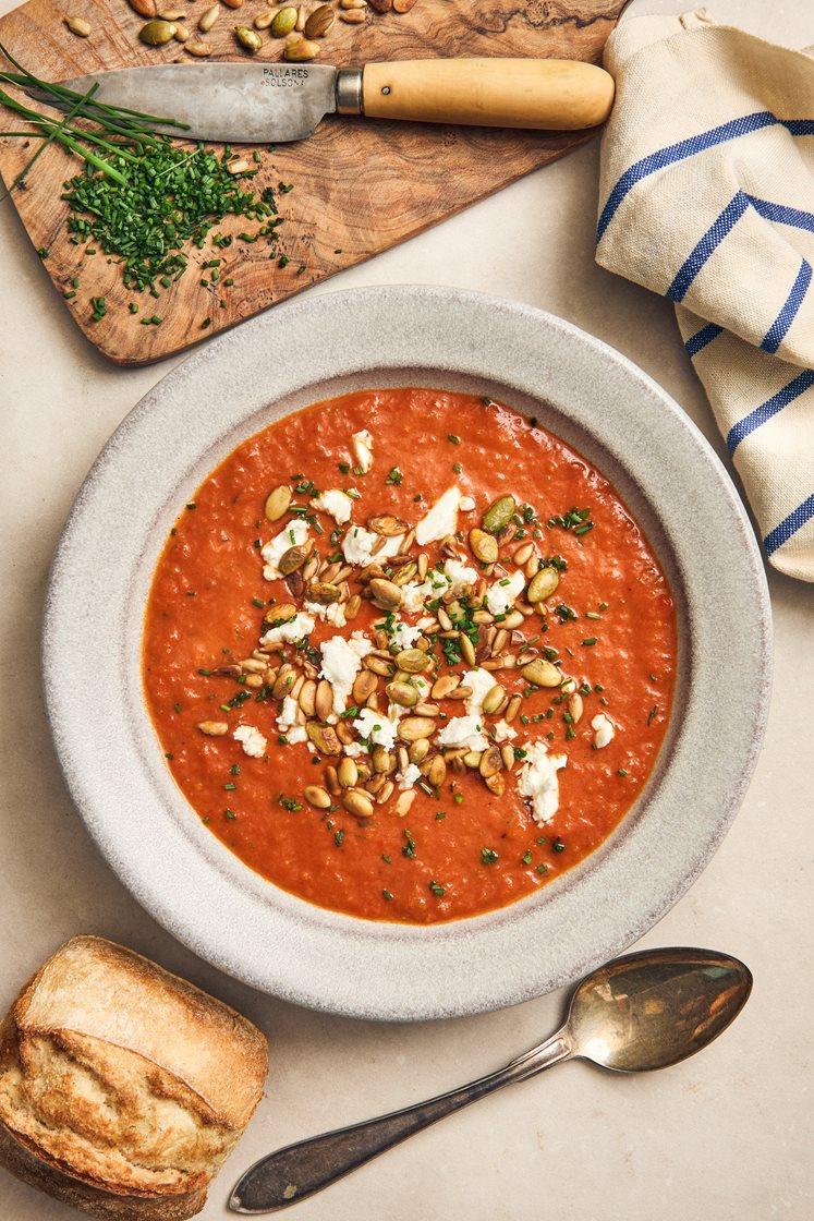 Rostad gazpacho med fetaost, gräslök och surdegsbröd