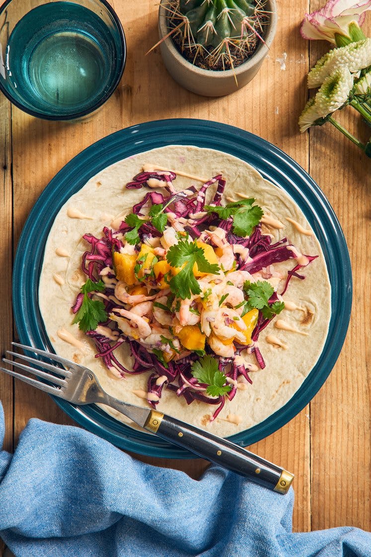 Räktacos med mango, koriander, chilimajonnäs och limedressad rödkål