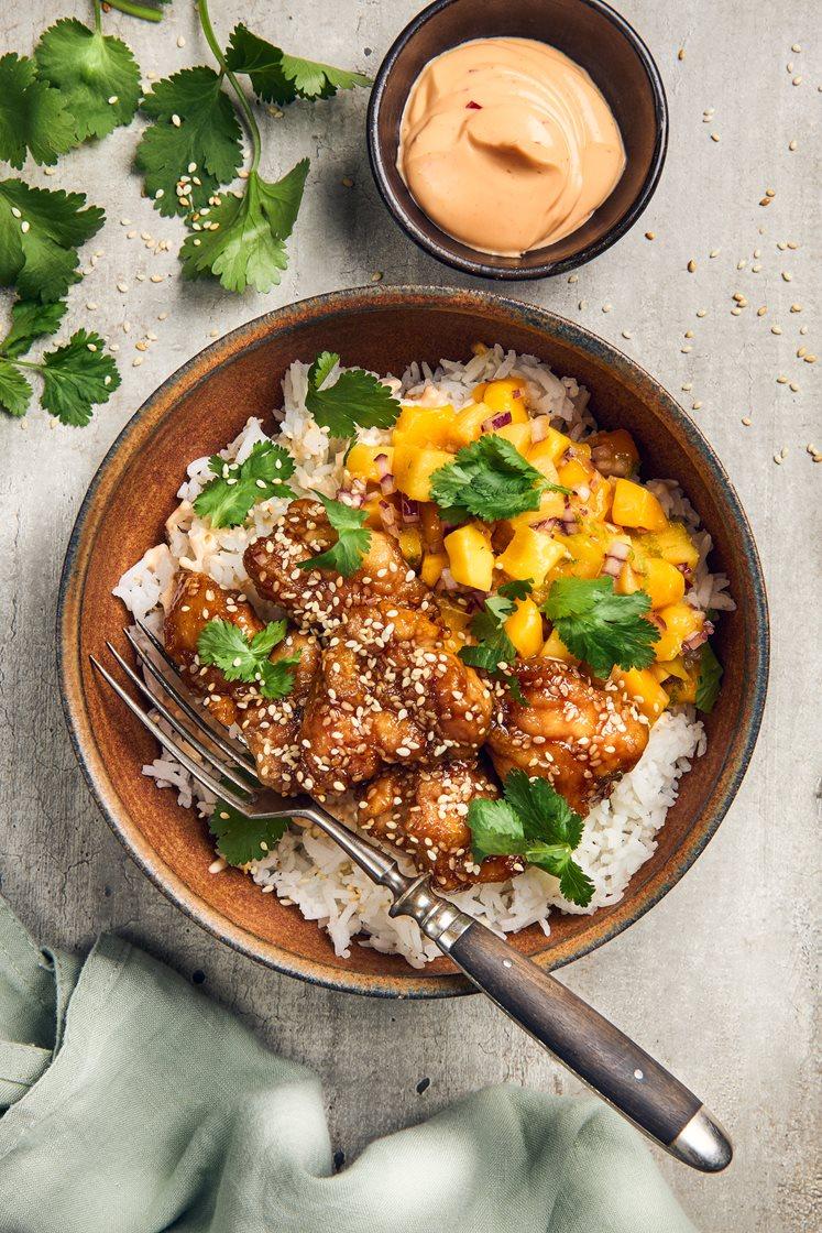 Sticky chicken med sesamfrön och mangosalsa 