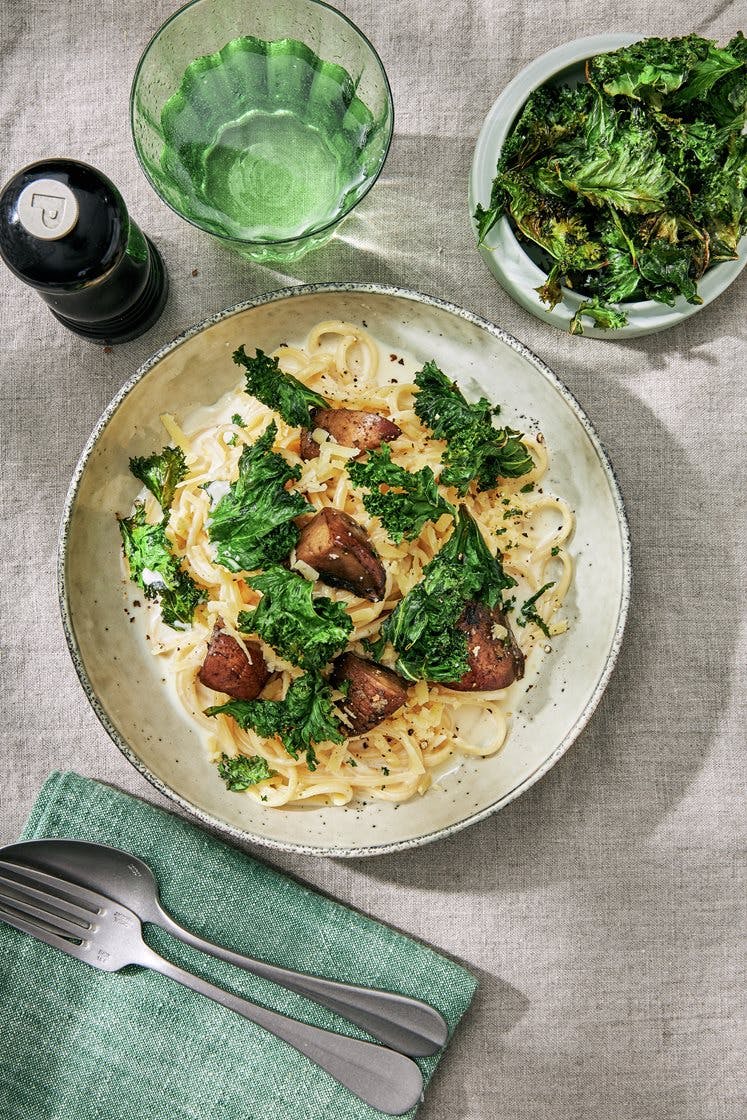 Linguine med vitlöksstekt portabello, ostsås och grönkålschips