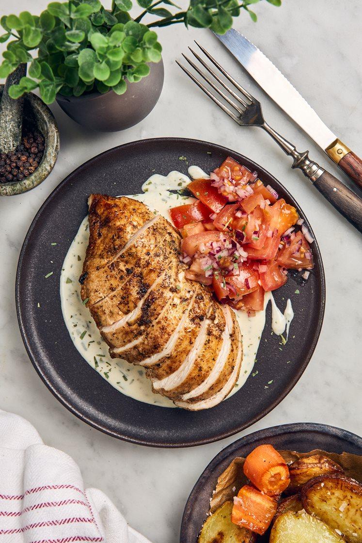 Stekt kycklingfilé med tomatsallad, rostad potatis och vardagsbea