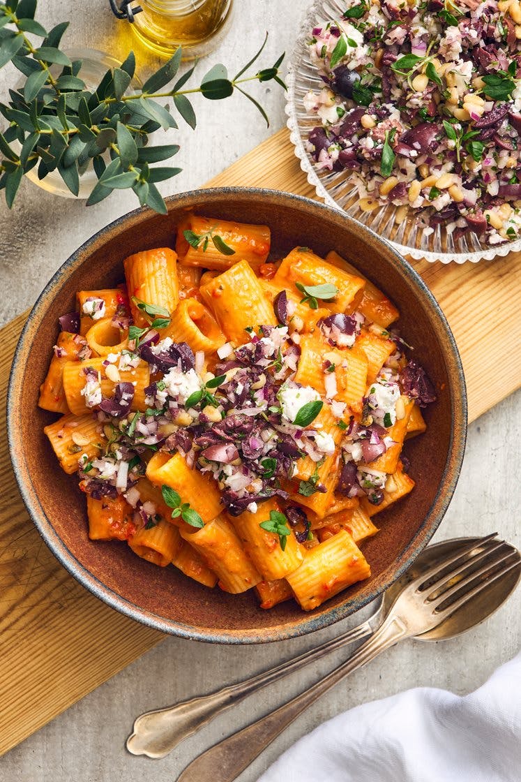 Mezze maniche i krämig paprikasås med fetaost, oliver och pinjenötstopping