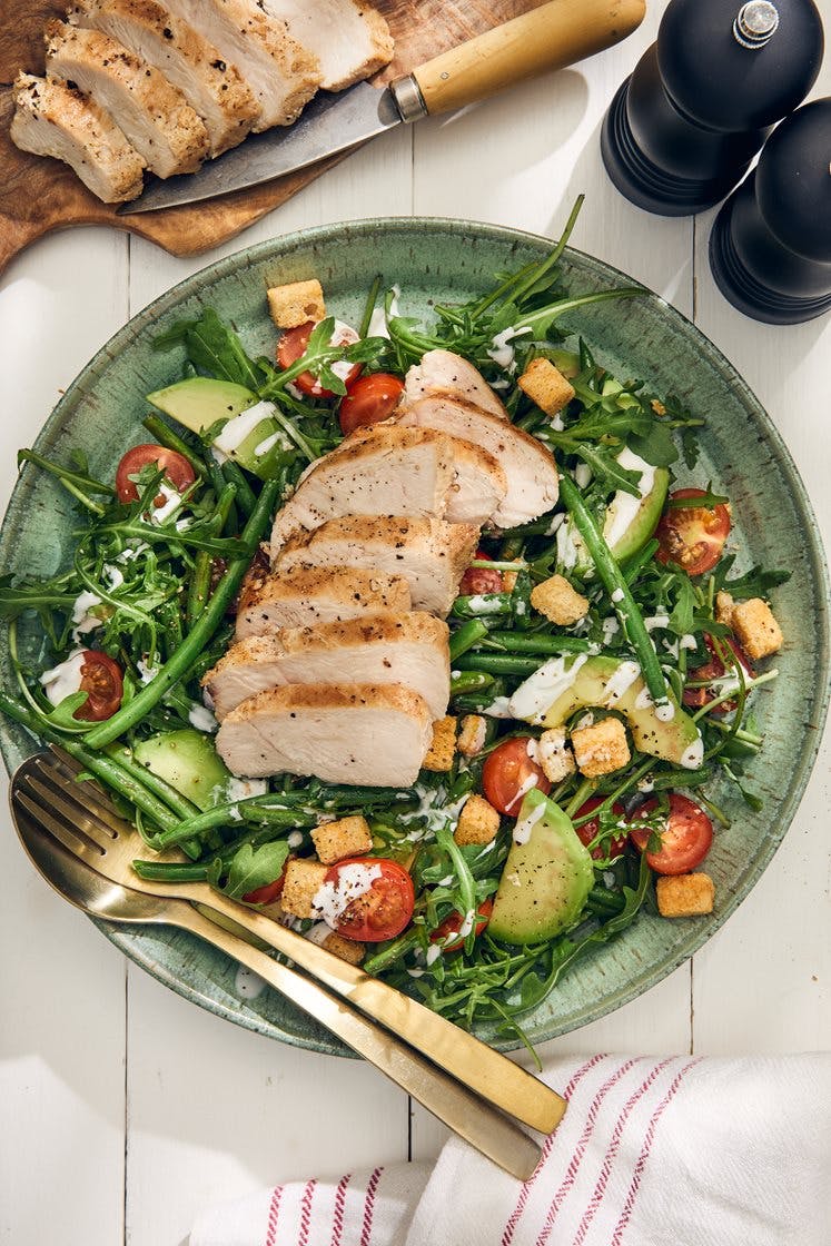 Ljummen kycklingsallad med avokado och krutonger