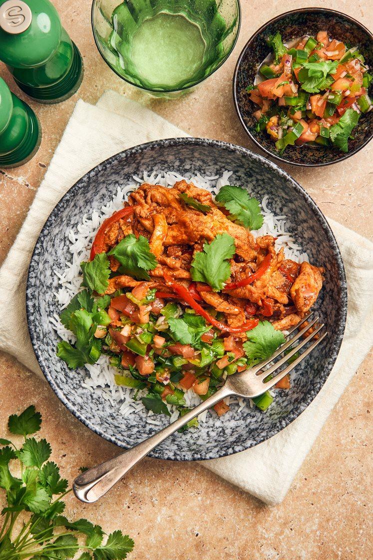 Carnitabowl - stekt fläskkotlett med ris, salsa, lime och koriander