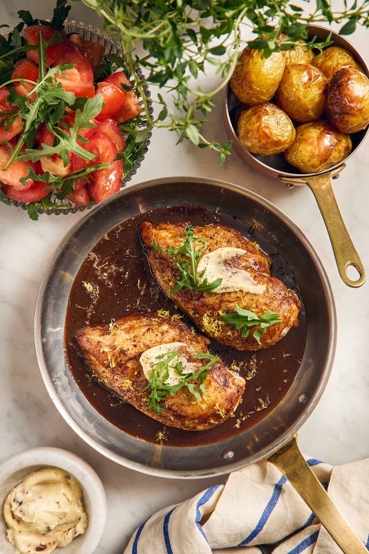 Bjärekyckling med citronsky, rostat vitlökssmör och tomatsallad