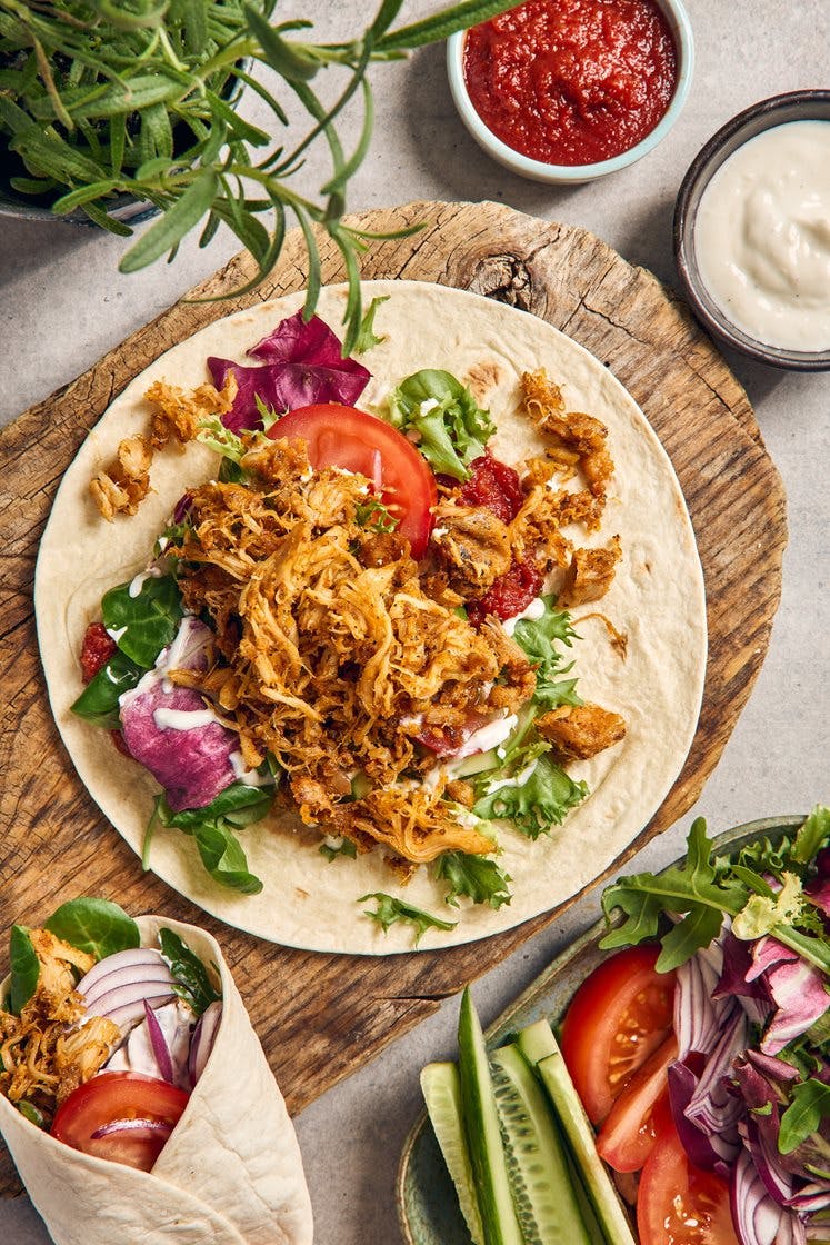 Kycklingkebabrulle med tomat, sallad och vitlöksyoghurt