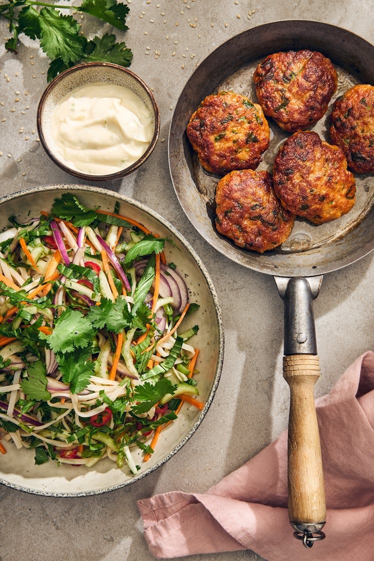 Thailändsk fishcake med koriander, lime, chili och nudlar