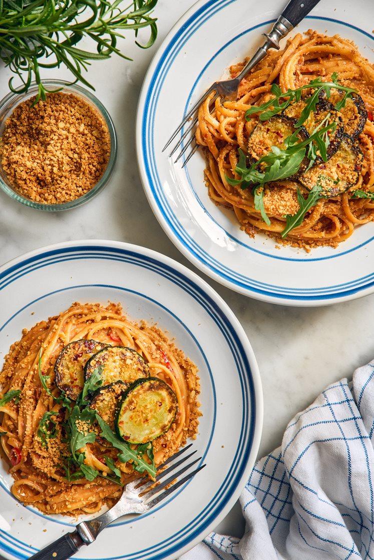 Pasta med soltorkad tomat, chilistekt zucchini och pangratto