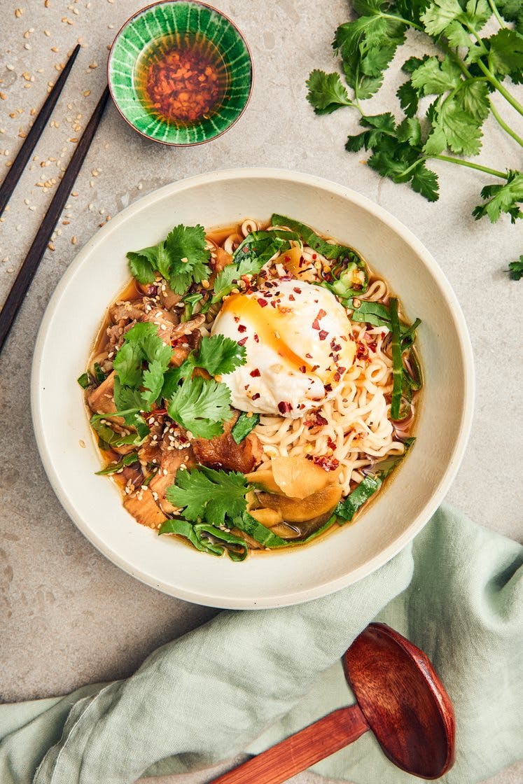 Ramen med ostronskivling, pocherat ägg och chiliolja