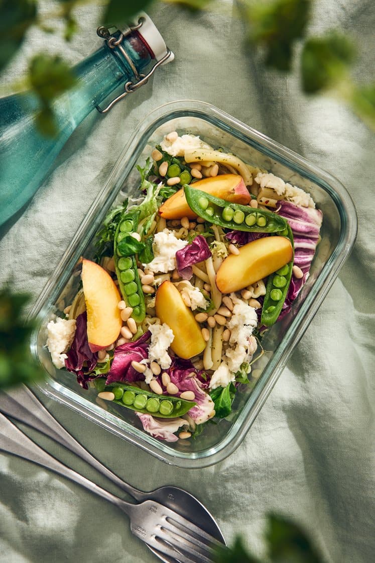 Picknicksallad med pasta, mozzarella, nektariner och pinjenötter