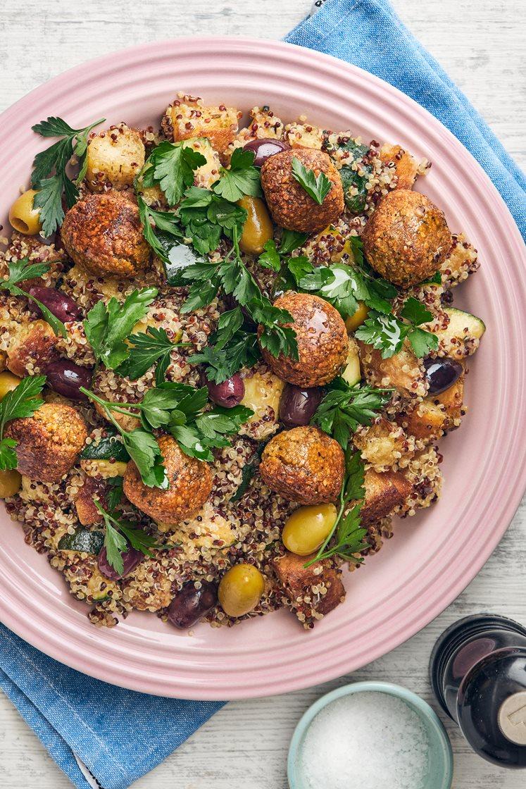 Zucchini- och brödsallad med quinoa, falafel och oliver