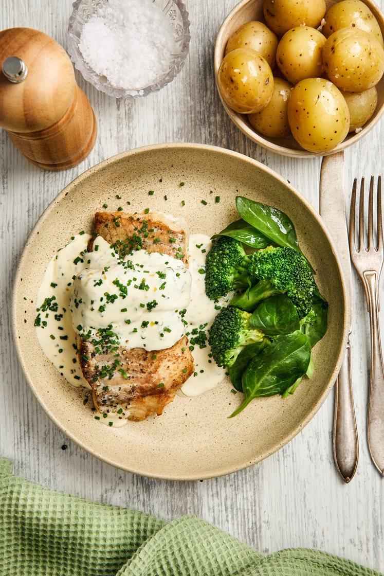 Stekt sejrygg med kokt potatis, broccoli, och varm citron- och gräslökssås 