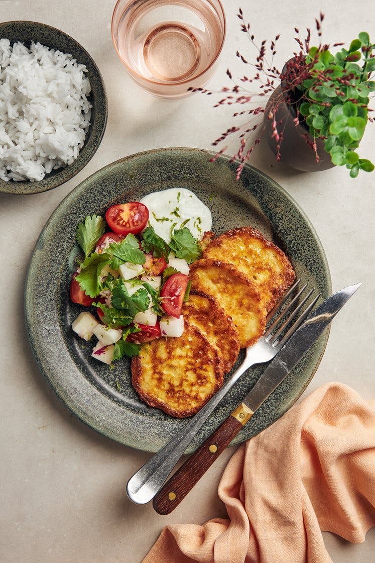 Majs- och pannoumifritters med limeyoghurt, basmatiris och kålrabbisalsa