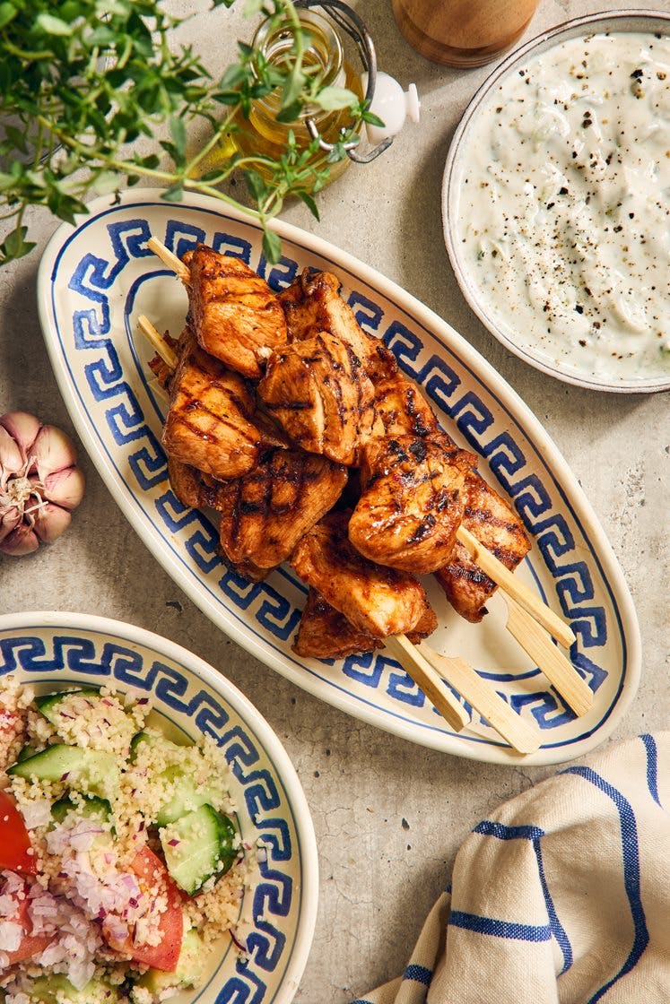 Grillade kycklingspett med couscous och gurkyoghurt