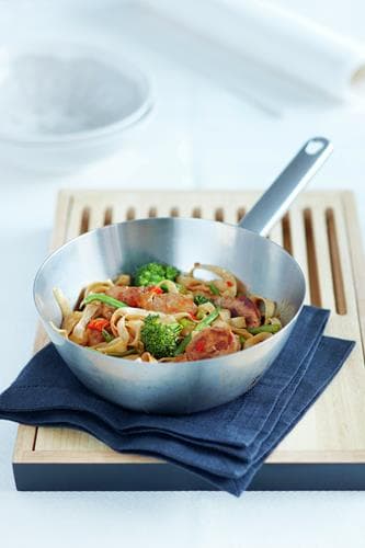 Hoisinwokad kotlett med broccoli och nudlar