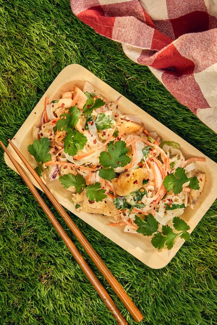 Krämig risnudelsallad med kyckling, kokosdressing och koriander