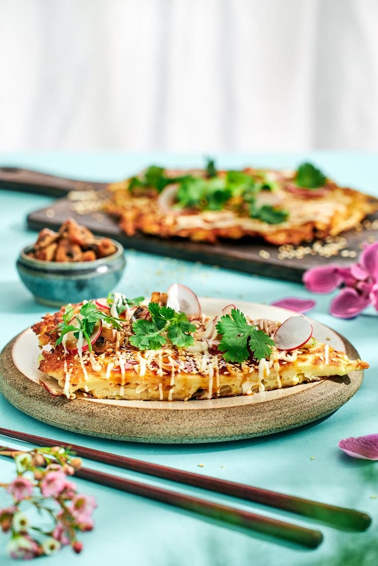 Okonomiyaki - Japansk kålpannkaka med sojapicklad svamp, rostade sesamfrön och salladslök