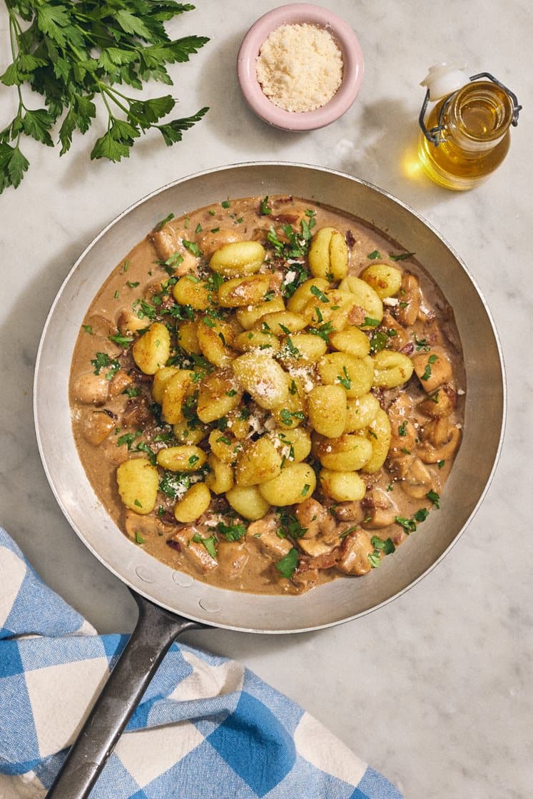 Frasig potatisgnocchi med svampsås, parmesan och kalkonbacon