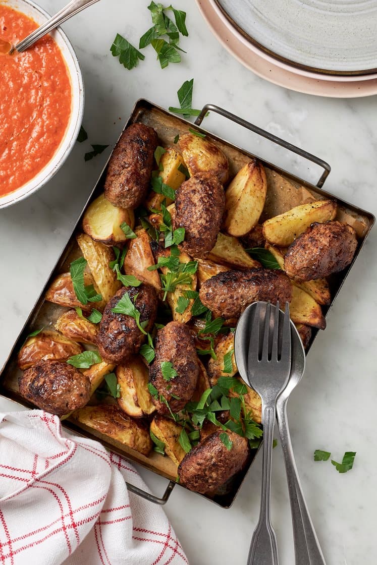 Cevapcici med rostad ajvarsås och klyftpotatis