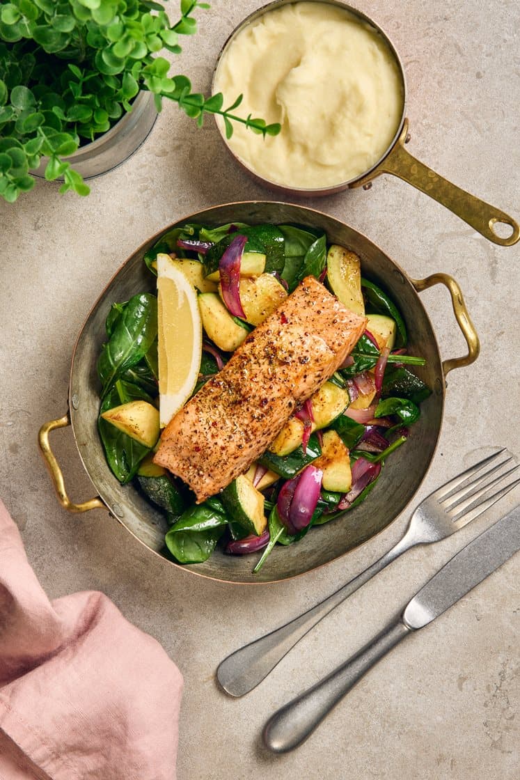 Kryddstekt lax med zucchini, potatispuré och citron