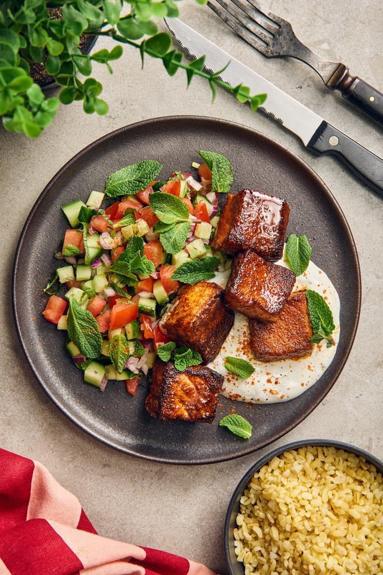 Kryddstekt lax med shirazisallad, mynta och bulgur
