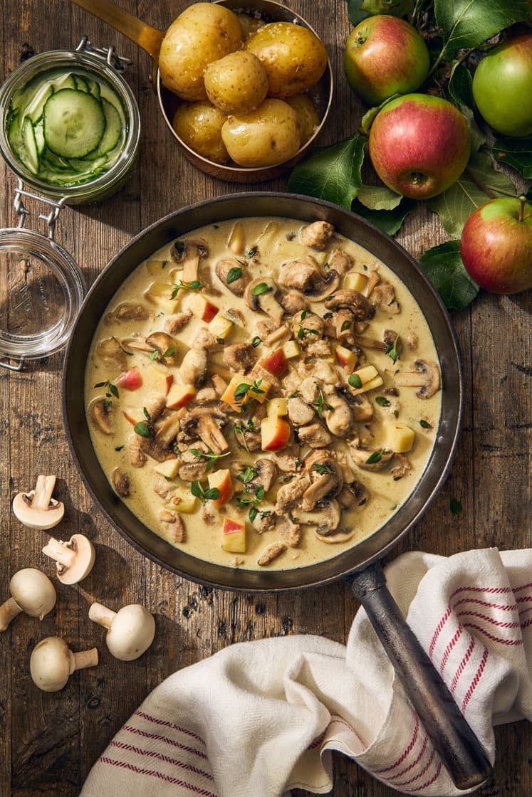 Höstig fläskgryta med grädde, svamp, äpple och pressgurka