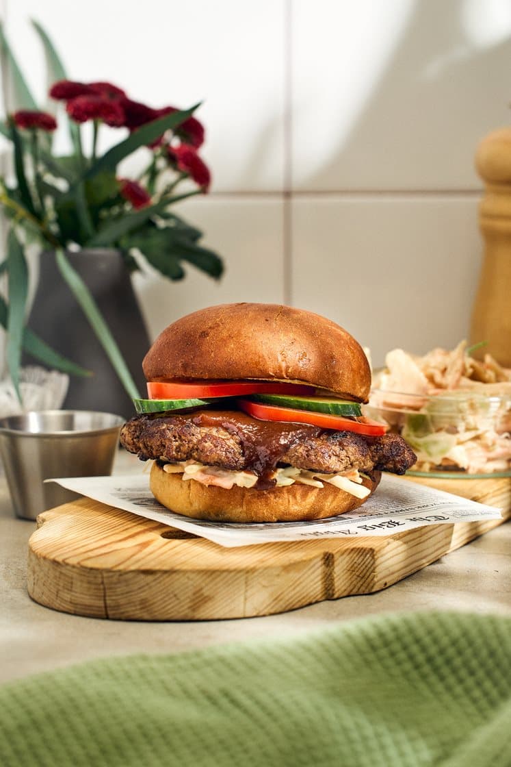 Smashburgare med krämig coleslaw och BBQ-sås