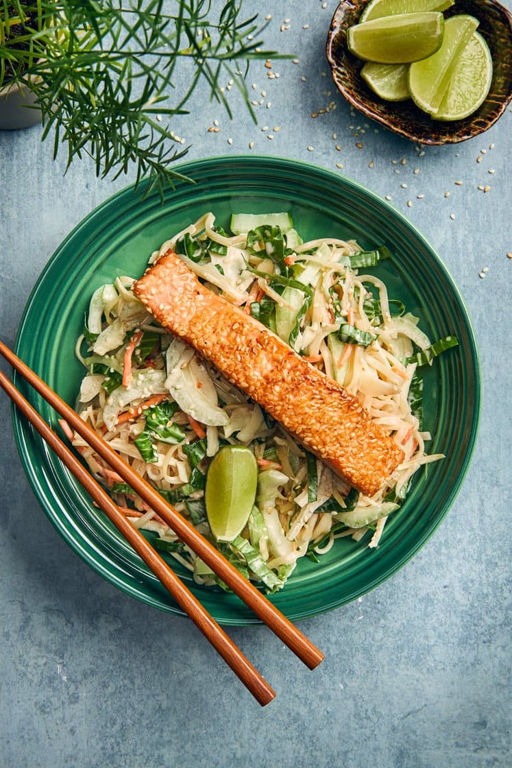 Sesamstekt lax med krämig nudelsallad och lime