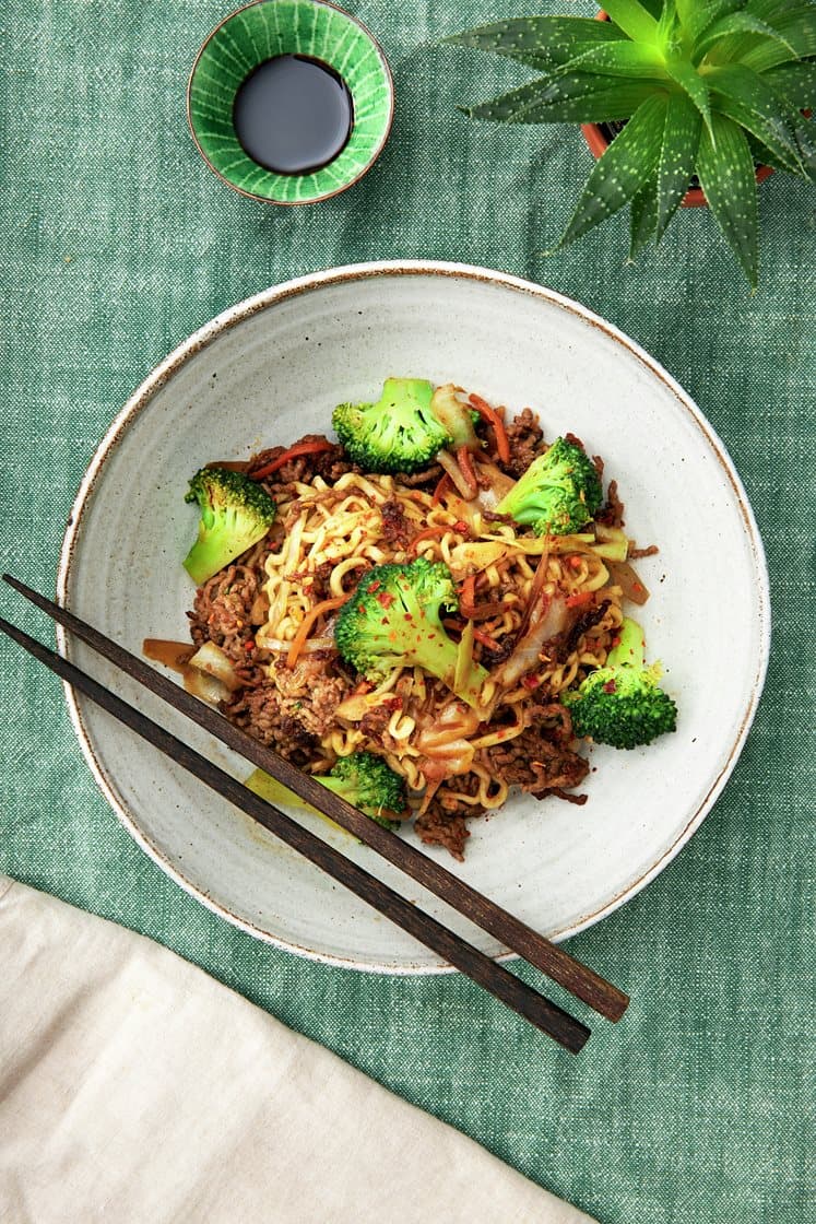Hoisinwokad nötfärs med nudlar och broccoli