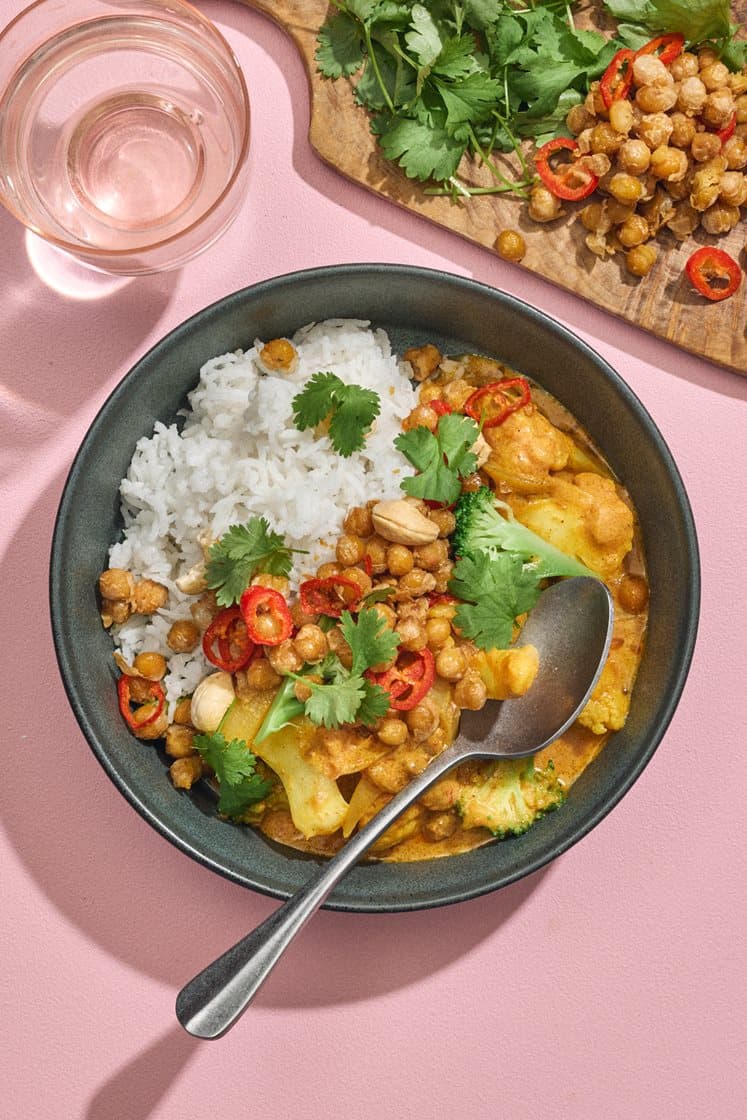Krämig vegetarisk tikka masala med cashewnötter och koriander