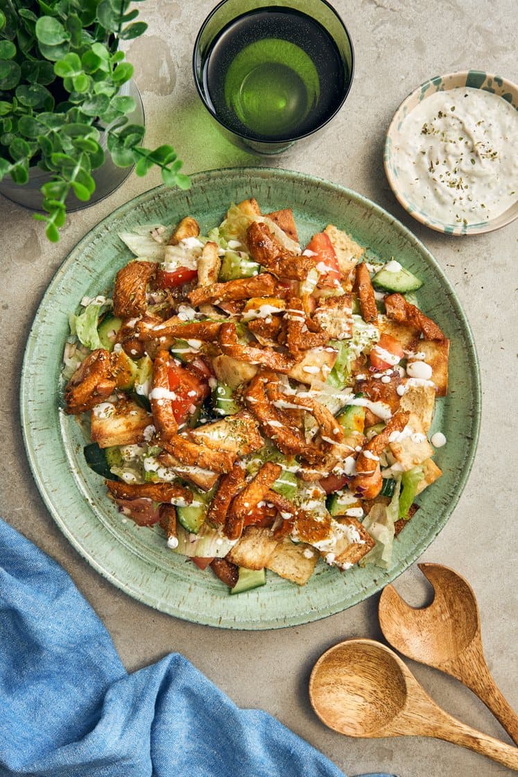 Sallad fattoush med strimlad fläskkotlett och vitlökssås