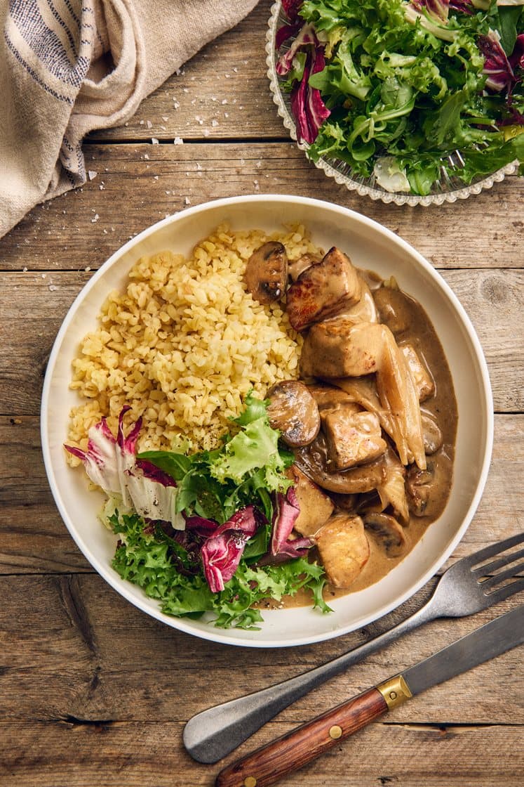 Sauté på fläskkotlett med svamp, vispgrädde och bulgur