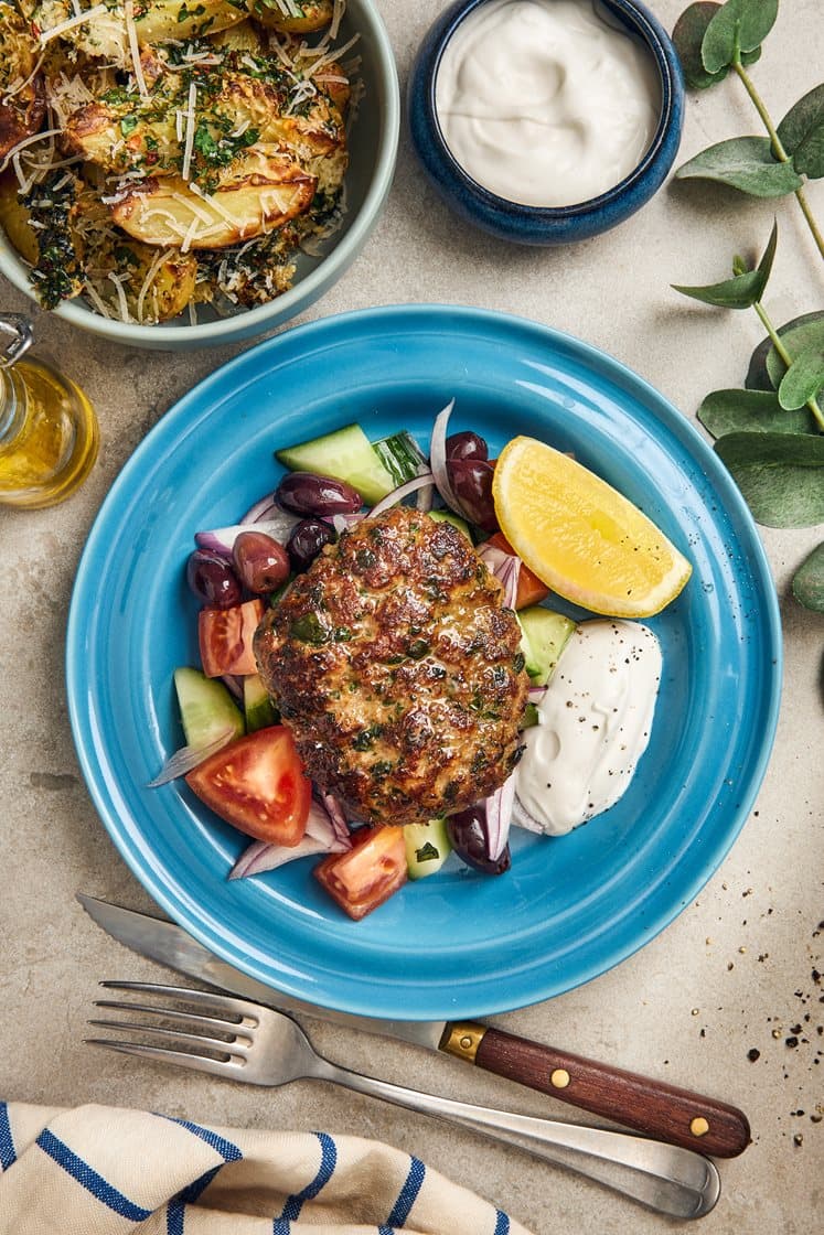 Souvlakibiffar med grekisk olivsallad, citron, persilja och parmesanpotatis