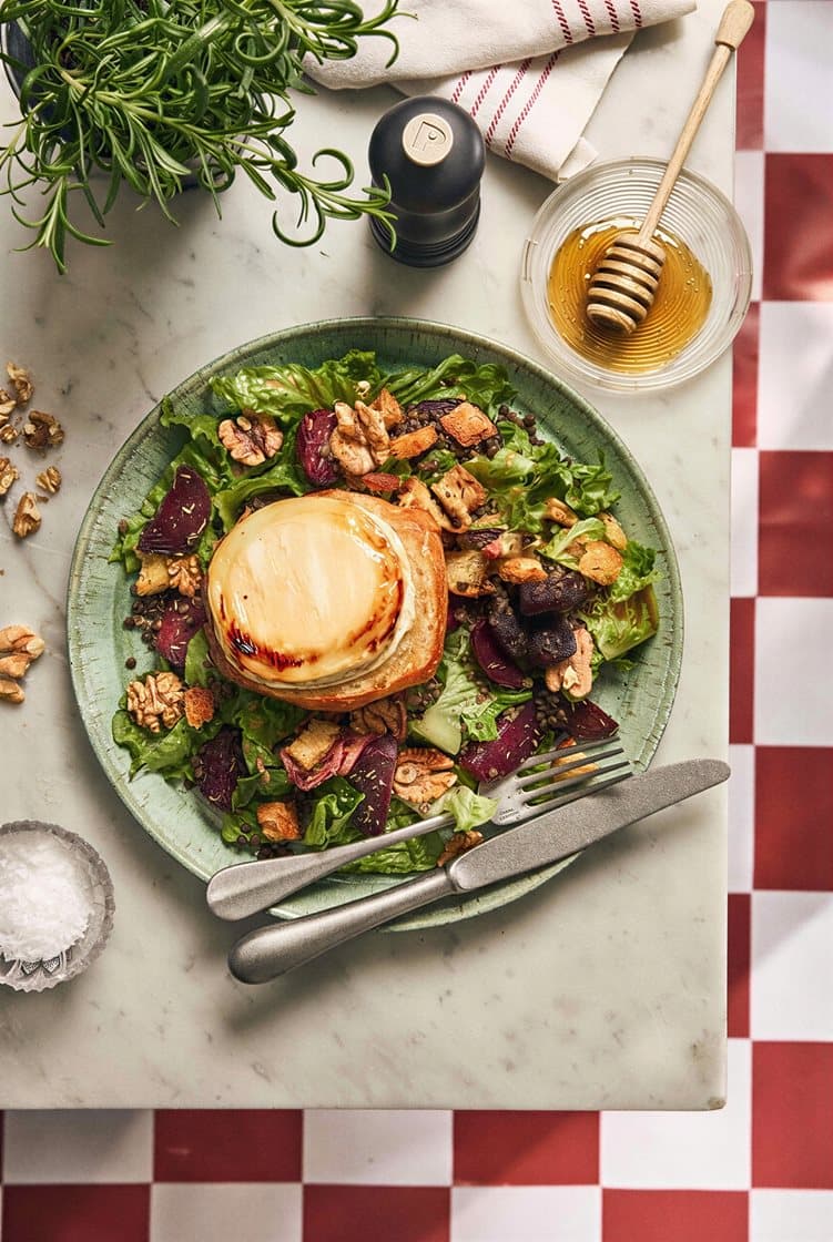 Salade de Chèvre Chaud med rödbetor och valnötter