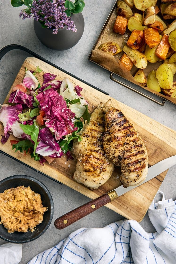 Grillad kycklingfilé med ugnsrostade rotsaker och kryddsmör