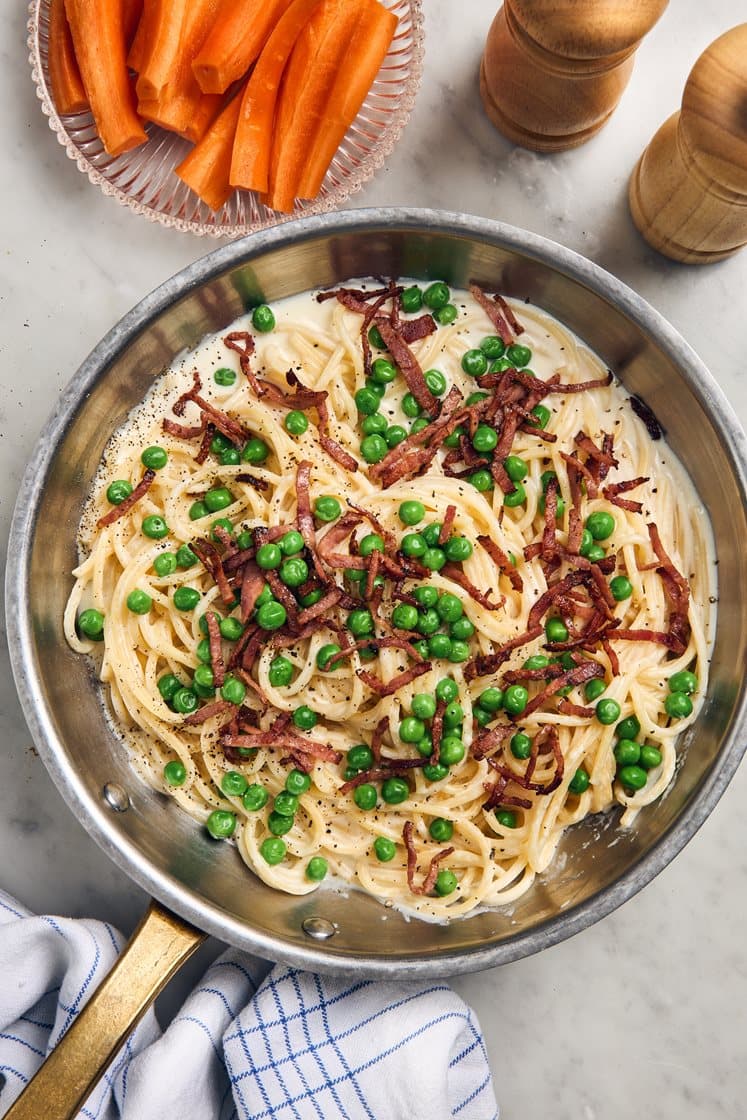 Linguine med krämig parmesansås, kalkonbacon och gröna ärtor