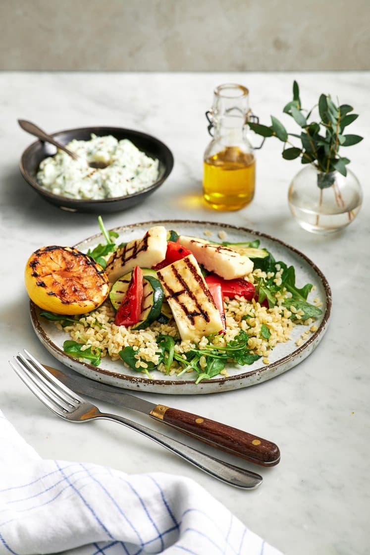 Pannoumisallad med bulgur och zucchini- tzatziki