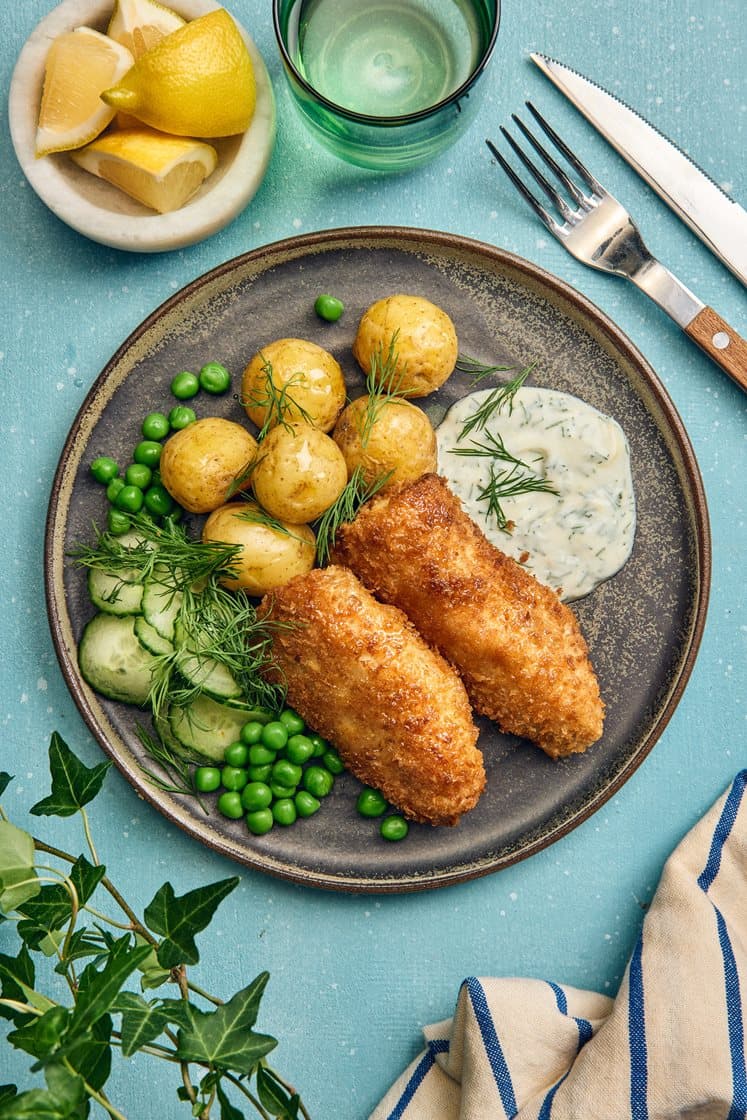 Pankopanerad fisk med kall dillsås, gröna ärtor och kokt potatis